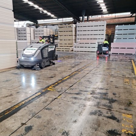 CS7010 Sweeper Scrubber-Dryer in Warehouse